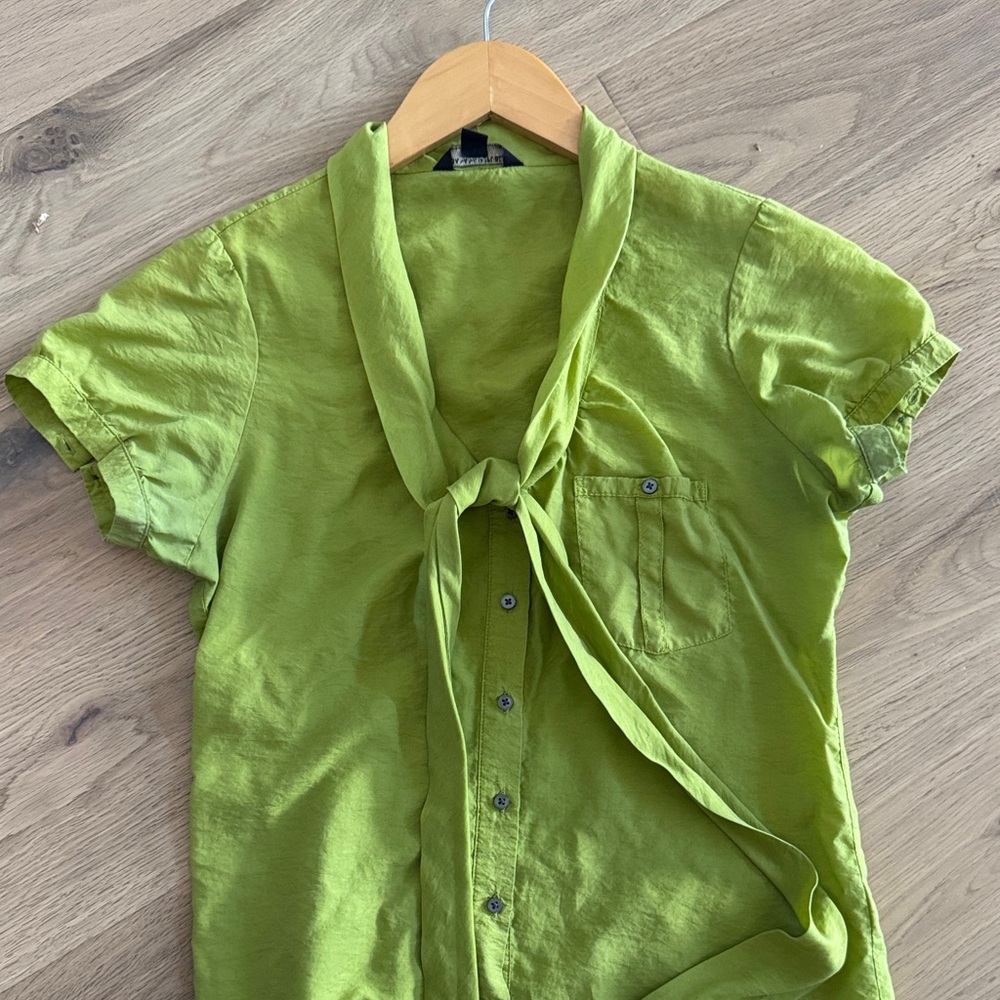 💚 Banana Republic Green Tie-Front Blouse
Size Small - Picture 6 of 8